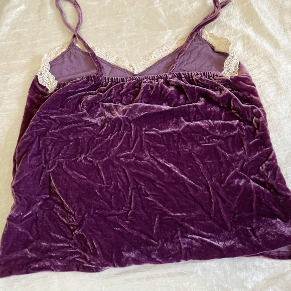 ❤️‍🔥3/$22❤️‍🔥 Purple crushed velvet cami tank top with white lace trim - Picture 5 of 5